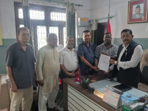 रसुवा बाढीपीडितका लागि ग्यास विक्रेता संघ धनुषाको ८१ हजार र १४० ट्र्याकसुट सहयोग